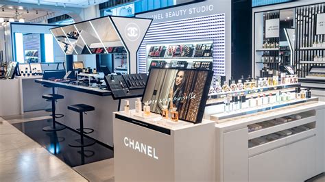 CHANEL fait sa rentrée en beauté au Printemps .